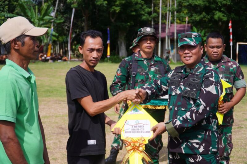 Irdam Iskandar Muda Brigjen TNI Heri Purwanto bersama Dansatgas TMMD ke-129 Kodim 0107/Aceh Selatan dan unsur Forkopimda menyerahkan secara simbolis kunci rumah RTLH dan fasilitas sumur bor kepada warga penerima manfaat saat penutupan TMMD ke-129 di Desa Kemumu Hilir, Kecamatan Labuhanhaji Timur, Kamis (13/8/2026). Foto: Dok. Istimewa 
