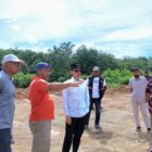 Bupati Aceh Barat Tarmizi SP, MM bersama jajaran meninjau progres persiapan lahan pembangunan Sekolah Rakyat di Desa Ujong Tanjong, Kecamatan Meureubo, Aceh Barat, Sabtu (8/8/2026). Foto: Dok. Istimewa