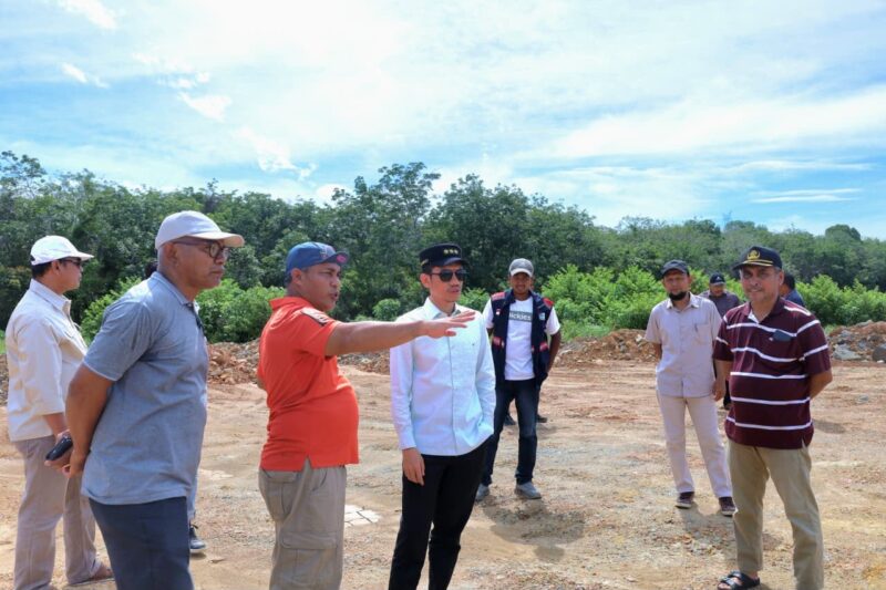 Bupati Aceh Barat Tarmizi SP, MM bersama jajaran meninjau progres persiapan lahan pembangunan Sekolah Rakyat di Desa Ujong Tanjong, Kecamatan Meureubo, Aceh Barat, Sabtu (8/8/2026). Foto: Dok. Istimewa 