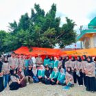 Mahasiswa PGMI IAIN Takengon menyerahkan bantuan kemanusiaan kepada warga yang terkena bencana kebakaran di Kecamatan Jagong Jeget, Kabupaten AcehTengah. Foto: Dok. Istimewa