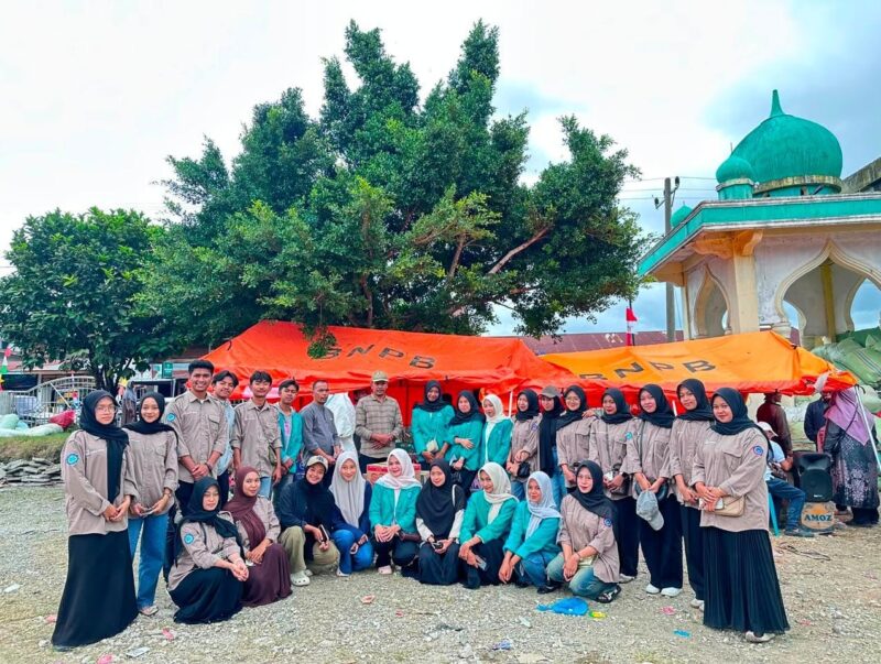 Mahasiswa PGMI IAIN Takengon menyerahkan bantuan kemanusiaan kepada warga yang terkena bencana kebakaran di Kecamatan Jagong Jeget, Kabupaten AcehTengah. Foto: Dok. Istimewa