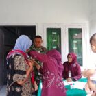 Personel Satgas TMMD Reguler ke-129 Kodim 0107/Aceh Selatan bersama petugas DP3AK Kabupaten Aceh Selatan memberikan pelayanan Posyandu kepada ibu hamil, ibu menyusui, dan balita di Desa Beutong, Kecamatan Labuhanhaji Timur, Rabu (5/8/2026). Foto: Dok. Istimewa 