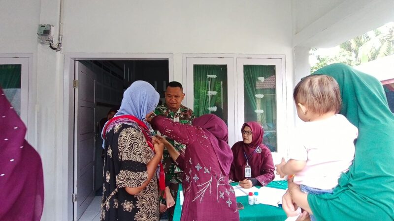 Personel Satgas TMMD Reguler ke-129 Kodim 0107/Aceh Selatan bersama petugas DP3AK Kabupaten Aceh Selatan memberikan pelayanan Posyandu kepada ibu hamil, ibu menyusui, dan balita di Desa Beutong, Kecamatan Labuhanhaji Timur, Rabu (5/8/2026). Foto: Dok. Istimewa 