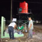 Personel Satgas TMMD ke-129 Kodim 0107/Aceh Selatan memasang jaringan pipa air dari tandon menuju titik pemanfaatan di Masjid Desa Paya Pelumat, Kecamatan Labuhanhaji Timur, Aceh Selatan, Minggu malam (9/8/2026). Foto: Dok. Istimewa 