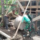 Personel Satgas TMMD Reguler ke-129 Kodim 0107/Aceh Selatan bersama masyarakat memasang cincin septic tank pada sasaran RTLH 1 di Desa Kemumu Hilir, Kecamatan Labuhanhaji Timur, Jumat (7/8/2026). Foto: Dok. Istimewa 