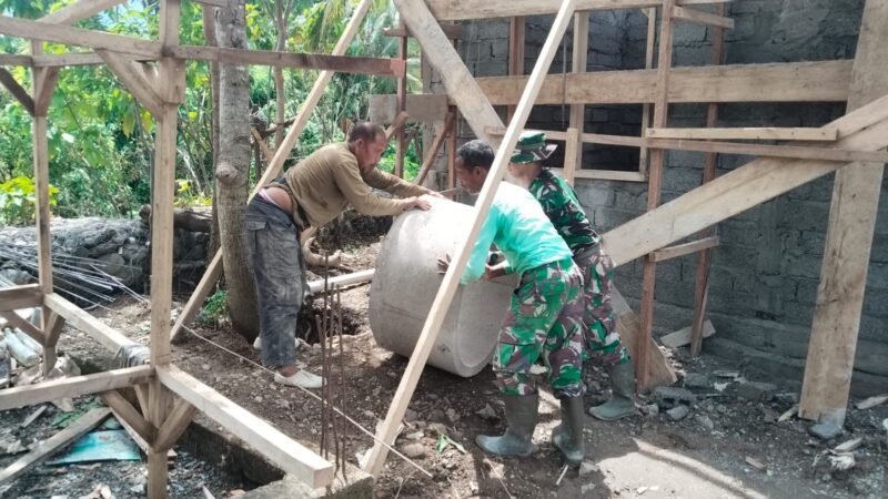 Personel Satgas TMMD Reguler ke-129 Kodim 0107/Aceh Selatan bersama masyarakat memasang cincin septic tank pada sasaran RTLH 1 di Desa Kemumu Hilir, Kecamatan Labuhanhaji Timur, Jumat (7/8/2026). Foto: Dok. Istimewa 
