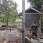 Personel Satgas TMMD Reguler ke-129 Kodim 0102/Pidie bersama masyarakat mempercepat pembangunan fasilitas MCK di Kompleks Dayah Istiqamatuddin Babul Ma'rif Darul Mukhlisin, Desa Blang Cot, Kecamatan Sakti, Jumat (7/8/2026). Foto: Dok. Istimewa