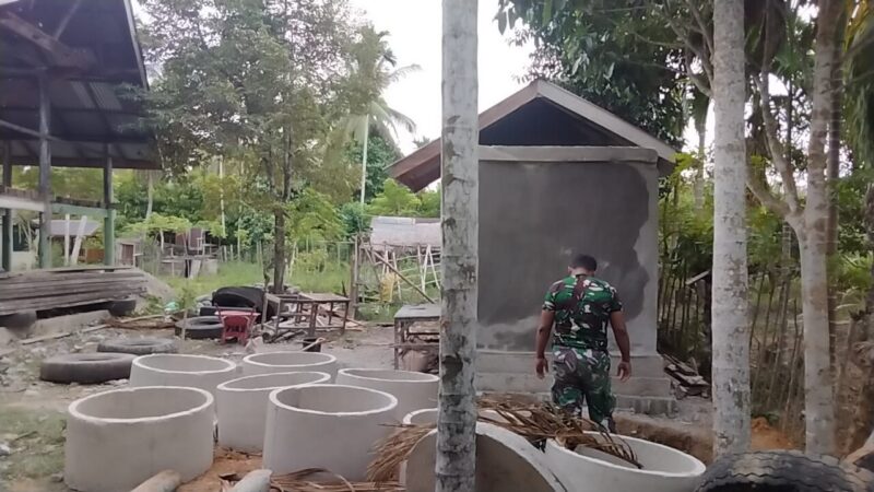 Personel Satgas TMMD Reguler ke-129 Kodim 0102/Pidie bersama masyarakat mempercepat pembangunan fasilitas MCK di Kompleks Dayah Istiqamatuddin Babul Ma'rif Darul Mukhlisin, Desa Blang Cot, Kecamatan Sakti, Jumat (7/8/2026). Foto: Dok. Istimewa