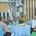 Tim Wasev TMMD ke-129 menerima paparan progres pembangunan fisik dan nonfisik TMMD Kodim 0102/Pidie di Desa Lhok Panah, Kecamatan Sakti, Kabupaten Pidie, Rabu (5/8/2026). Foto: Dok. Istimewa 