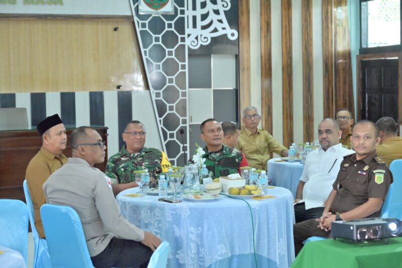 Tim Wasev TMMD ke-129 menerima paparan progres pembangunan fisik dan nonfisik TMMD Kodim 0102/Pidie di Desa Lhok Panah, Kecamatan Sakti, Kabupaten Pidie, Rabu (5/8/2026). Foto: Dok. Istimewa 