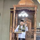 Kepala Dinas Syariat Islam Aceh, Dr. Misran Fuadi, S.Ag., M.AP., menjadi khatib Jumat di Masjid Al Falah Namploh. Foto: Dok. DSI