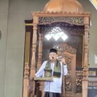 Kepala Dinas Syariat Islam Aceh, Dr. Misran Fuadi, S.Ag., M.AP., menjadi khatib Jumat di Masjid Al Falah Namploh. Foto: Dok. DSI