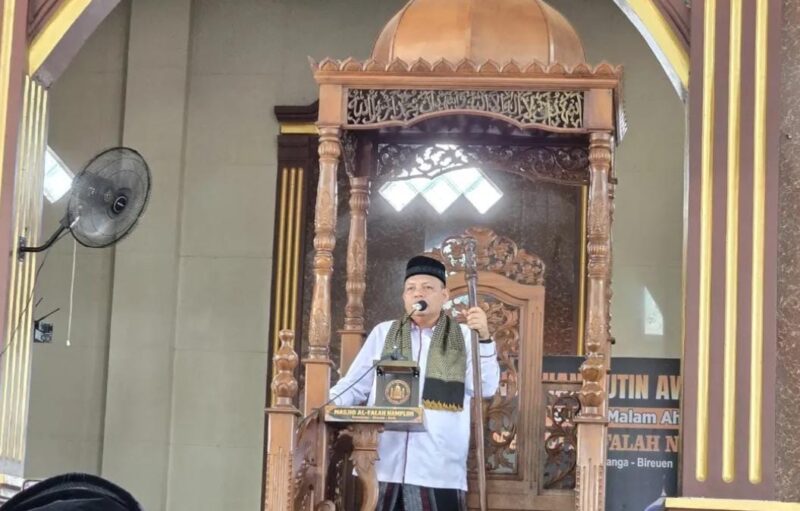 Kepala Dinas Syariat Islam Aceh, Dr. Misran Fuadi, S.Ag., M.AP., menjadi khatib Jumat di Masjid Al Falah Namploh. Foto: Dok. DSI