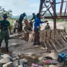 Personel Babinsa, Satgas pembangunan, dan masyarakat bergotong royong mengerjakan struktur pondasi Jembatan Gantung Perintis di Desa Lawe Ger Ger, Kecamatan Ketambe, Aceh Tenggara, Sabtu (8/8/2026). Foto: Dok. Istimewa