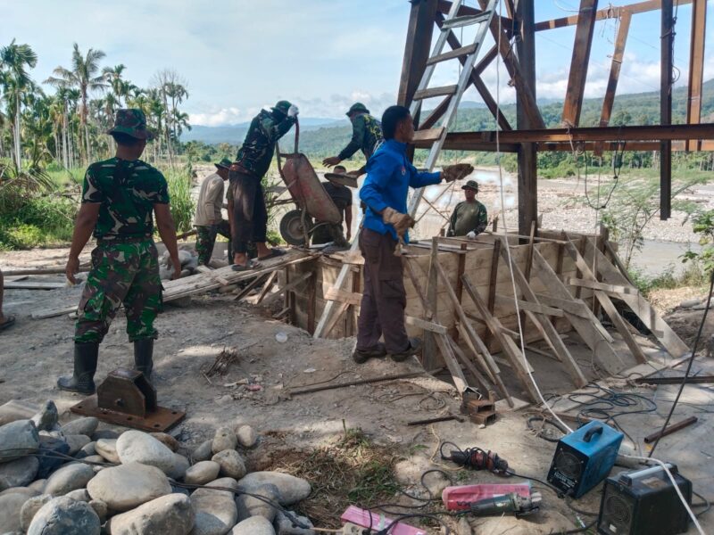 Personel Babinsa, Satgas pembangunan, dan masyarakat bergotong royong mengerjakan struktur pondasi Jembatan Gantung Perintis di Desa Lawe Ger Ger, Kecamatan Ketambe, Aceh Tenggara, Sabtu (8/8/2026). Foto: Dok. Istimewa 