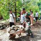 Personel Satgas TMMD Reguler ke-129 Kodim 0107/Aceh Selatan bersama masyarakat bergotong royong mengangkut batu karang sebagai material pembangunan jembatan box di Desa Kemumu Seberang, Kecamatan Labuhanhaji Timur, Jumat (7/8/2026). Foto: Dok. Istimewa 