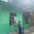 Personel Satgas TMMD Reguler ke-129 Kodim 0102/Pidie melakukan pengecatan bagian dalam dan luar rumah milik Mulyana Nanda di Desa Lhok Panah, Kecamatan Sakti, Kabupaten Pidie, yang telah memasuki tahap finishing, Jumat (7/8/2026). Foto: Dok. Istimewa 
