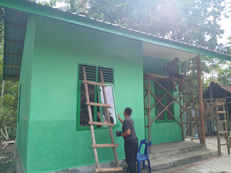 Personel Satgas TMMD Reguler ke-129 Kodim 0102/Pidie melakukan pengecatan bagian dalam dan luar rumah milik Mulyana Nanda di Desa Lhok Panah, Kecamatan Sakti, Kabupaten Pidie, yang telah memasuki tahap finishing, Jumat (7/8/2026). Foto: Dok. Istimewa 