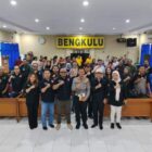 Direktur Lalu Lintas Polda Bengkulu, Kombes Pol Mochammad Hasan, foto bersama awak media se - Provinsi Bengkulu di Aula Dharma Kerta, Ditlantas Polda Bengkulu, Selasa (4//8/2026). Foto: Dok. Istimewa 