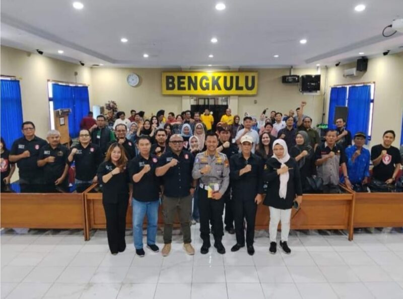 Direktur Lalu Lintas Polda Bengkulu, Kombes Pol Mochammad Hasan, foto bersama awak media se - Provinsi Bengkulu di Aula Dharma Kerta, Ditlantas Polda Bengkulu, Selasa (4//8/2026). Foto: Dok. Istimewa 