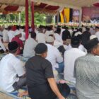 Peserta mengikuti Zikir Akbar Damai Aceh Mulia dalam rangka memperingati Hari Damai Aceh ke-21 di Taman Memorial Tsunami Calang, Aceh Jaya, Sabtu (15/8/2026). Foto: Dok. Pemkab Aceh Jaya