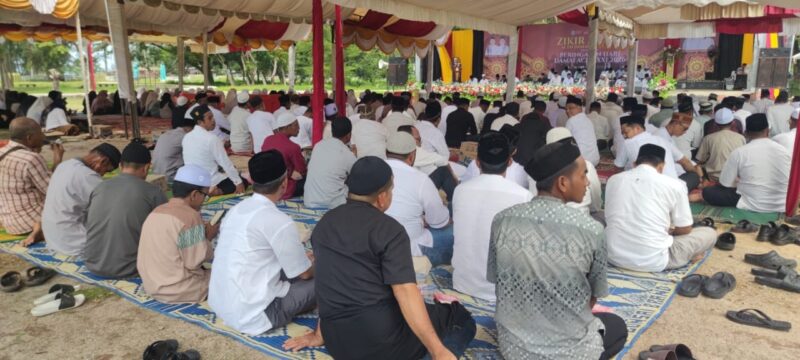 Peserta mengikuti Zikir Akbar Damai Aceh Mulia dalam rangka memperingati Hari Damai Aceh ke-21 di Taman Memorial Tsunami Calang, Aceh Jaya, Sabtu (15/8/2026). Foto: Dok. Pemkab Aceh Jaya