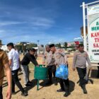 Wakapolda Aceh Brigjen Pol. Ari Wahyu Widodo bersama personel Polda Aceh membersihkan sampah di sekitar Masjid Raya Baiturrahman usai pelaksanaan zikir memperingati Hari Damai Aceh (HDA) ke-21, Sabtu (15/8/2026). Foto: Dok. Istimewa