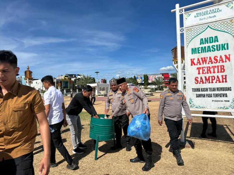 Wakapolda Aceh Brigjen Pol. Ari Wahyu Widodo bersama personel Polda Aceh membersihkan sampah di sekitar Masjid Raya Baiturrahman usai pelaksanaan zikir memperingati Hari Damai Aceh (HDA) ke-21, Sabtu (15/8/2026). Foto: Dok. Istimewa 