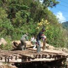 Personel Kodim 0106/Aceh Tengah bersama masyarakat terlibat dalam pembangunan jembatan beton di Kecamatan Rusip Antara, Kabupaten Aceh Tengah, Selasa (5/8/2026). Foto: Dok. Istimewa