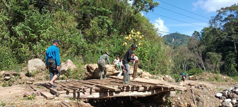 Personel Kodim 0106/Aceh Tengah bersama masyarakat terlibat dalam pembangunan jembatan beton di Kecamatan Rusip Antara, Kabupaten Aceh Tengah, Selasa (5/8/2026). Foto: Dok. Istimewa 