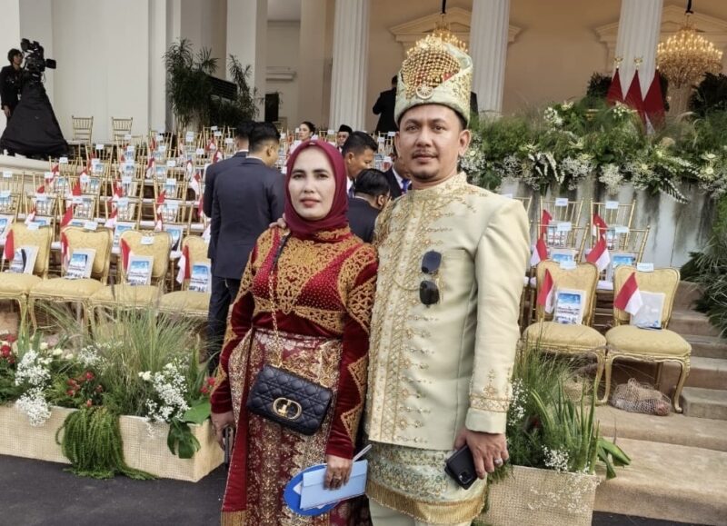 Pengusaha asal Nagan Raya, Toke Aris Wandi bersama istri, Cut Nurmawan, menghadiri rangkaian peringatan HUT ke-81 Kemerdekaan RI di Istana Negara, Jakarta, Senin (17/8/2026). Foto: Dok. Istimewa 