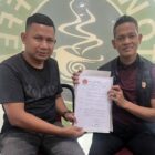 Ketua Dewan Pembina JASA, M. Jhony, SH (kiri), menyerahkan SK penunjukan Dr. (Cand) Aziz Muhajir sebagai Plt Sekjen DPP JASA di Banda Aceh, Kamis (6/8/2026). Foto: Dok. JASA