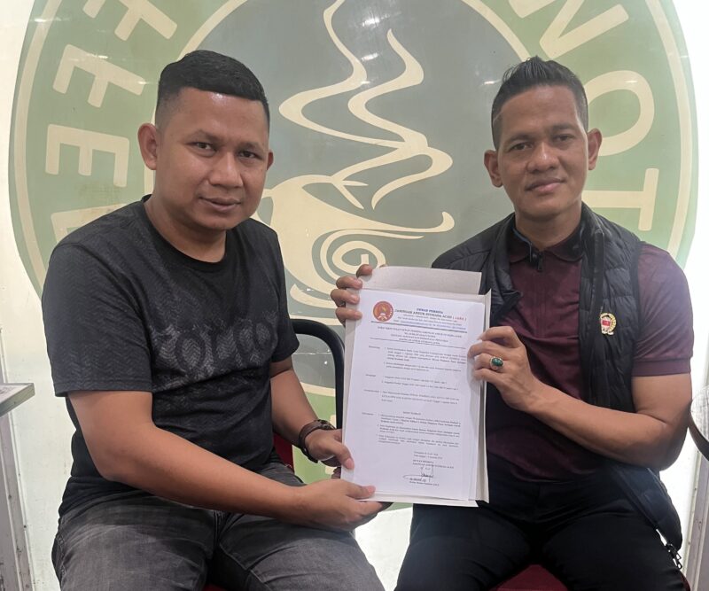 Ketua Dewan Pembina JASA, M. Jhony, SH (kiri), menyerahkan SK penunjukan Dr. (Cand) Aziz Muhajir sebagai Plt Sekjen DPP JASA di Banda Aceh, Kamis (6/8/2026). Foto: Dok. JASA