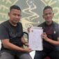Ketua Dewan Pembina JASA, M. Jhony, SH (kiri), menyerahkan SK penunjukan Dr. (Cand) Aziz Muhajir sebagai Plt Sekjen DPP JASA di Banda Aceh, Kamis (6/8/2026). Foto: Dok. JASA