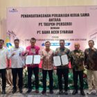 Wakil Gubernur Aceh Fadhlullah bersama jajaran Bank Aceh Syariah dan PT TASPEN foto bersama usai penandatanganan kerja sama di Ballroom Hotel The Pade, Aceh Besar, Rabu (19/8/2026). Foto: Dok. Istimewa