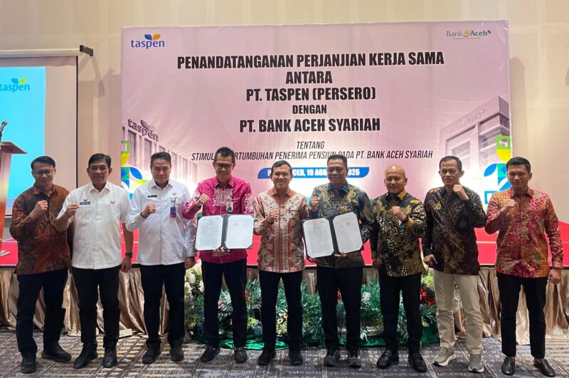 Wakil Gubernur Aceh Fadhlullah bersama jajaran Bank Aceh Syariah dan PT TASPEN foto bersama usai penandatanganan kerja sama di Ballroom Hotel The Pade, Aceh Besar, Rabu (19/8/2026). Foto: Dok. Istimewa