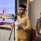 Asisten Perekonomian dan Pembangunan Setdakab Aceh Barat Wistha Nowar S.Pt., M.Si membuka Pelatihan dan Sertifikasi Kompetensi Kerja (SKK) Konstruksi di Aula Dinas PUPR Aceh Barat, Senin (10/8/2026). Foto: Dok. Istimewa