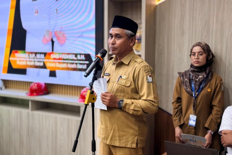 Asisten Perekonomian dan Pembangunan Setdakab Aceh Barat Wistha Nowar S.Pt., M.Si membuka Pelatihan dan Sertifikasi Kompetensi Kerja (SKK) Konstruksi di Aula Dinas PUPR Aceh Barat, Senin (10/8/2026). Foto: Dok. Istimewa 