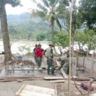 Personel Babinsa Kodim 0108/Aceh Tenggara bersama personel Yon TP 855/RD dan masyarakat bergotong royong melakukan pengecoran pondasi blok angkur Jembatan Gantung Perintis di Desa Lawe Ger Ger, Kecamatan Ketambe, Kabupaten Aceh Tenggara, Rabu (5/8/2026). Foto: Dok. Istimewa