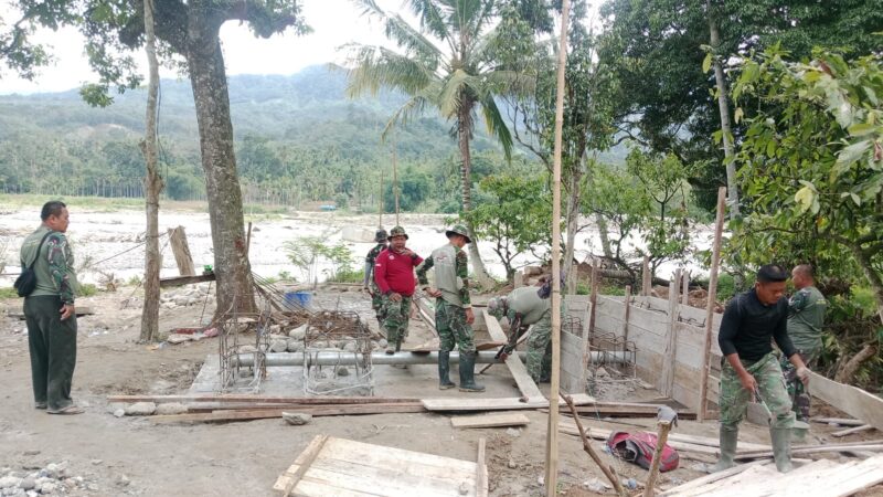 Personel Babinsa Kodim 0108/Aceh Tenggara bersama personel Yon TP 855/RD dan masyarakat bergotong royong melakukan pengecoran pondasi blok angkur Jembatan Gantung Perintis di Desa Lawe Ger Ger, Kecamatan Ketambe, Kabupaten Aceh Tenggara, Rabu (5/8/2026). Foto: Dok. Istimewa 