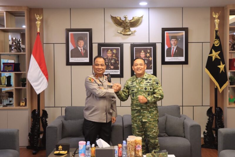 Kapolda Aceh Irjen Pol. Ruddi Setiawan menerima kunjungan silaturahmi Kasdam Iskandar Muda Brigjen TNI Dwi Sasongko di Mapolda Aceh, Senin (3/8/2026). Foto: Dok. Istimewa 