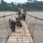 Anggota Satgas Jembatan Gantung Perintis Kodim 0108/Agara bersama tim las dan masyarakat melakukan pengecatan Jembatan Gantung Perintis Garuda di Desa Kumbang Jaya, Aceh Tenggara, Selasa (25/8/2026). Foto: Dok. Istimewa 