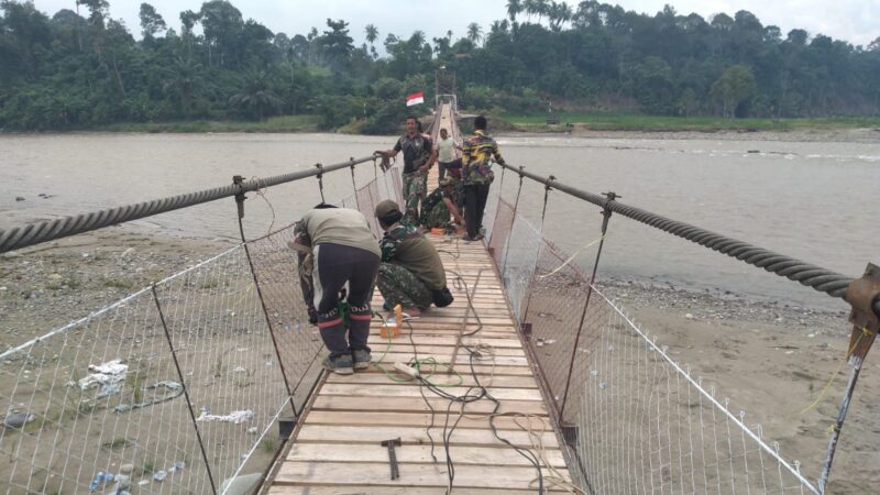 Anggota Satgas Jembatan Gantung Perintis Kodim 0108/Agara bersama tim las dan masyarakat melakukan pengecatan Jembatan Gantung Perintis Garuda di Desa Kumbang Jaya, Aceh Tenggara, Selasa (25/8/2026). Foto: Dok. Istimewa 