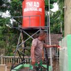 Air mulai mengalir dari sumur bor yang dibangun Satgas TMMD ke-129 Kodim 0107/Aceh Selatan di Masjid Aur Pelumat, Kecamatan Labuhanhaji Timur, Aceh Selatan, Senin (10/8/2026). Foto: Dok. Istimewa 