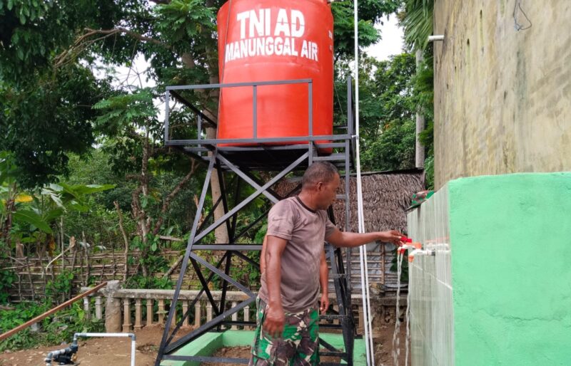Air mulai mengalir dari sumur bor yang dibangun Satgas TMMD ke-129 Kodim 0107/Aceh Selatan di Masjid Aur Pelumat, Kecamatan Labuhanhaji Timur, Aceh Selatan, Senin (10/8/2026). Foto: Dok. Istimewa 