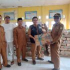 Camat Peukan Bada, Salamuddin ZM, SE, didampingi Sekretaris Kecamatan (Sekcam) Rusydi, S.Ag., M.Pd menerima simbolis bantuan ikan segar dari Dinas Kelautan dan Perikanan (DKP) Aceh, di UDKP Peukan Bada, Senin (3/8/2026). Foto: Dok. MC Aceh Besar