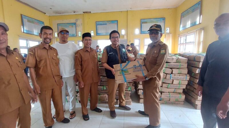 Camat Peukan Bada, Salamuddin ZM, SE, didampingi Sekretaris Kecamatan (Sekcam) Rusydi, S.Ag., M.Pd menerima simbolis bantuan ikan segar dari Dinas Kelautan dan Perikanan (DKP) Aceh, di UDKP Peukan Bada, Senin (3/8/2026). Foto: Dok. MC Aceh Besar
