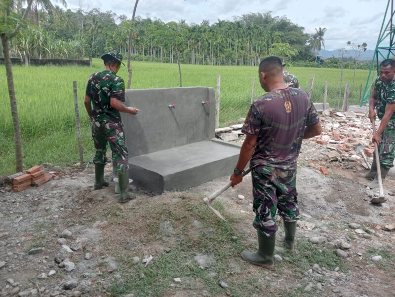 Satgas TMMD Reguler ke-129 Kodim 0102/Pidie menyelesaikan pembangunan tempat wudu di lokasi sumur bor dan MCK sasaran 2, Kompleks Meunasah Desa Lhok Panah, Kecamatan Sakti, Pidie, Minggu (9/8/2026). Foto: Dok. Istimewa 