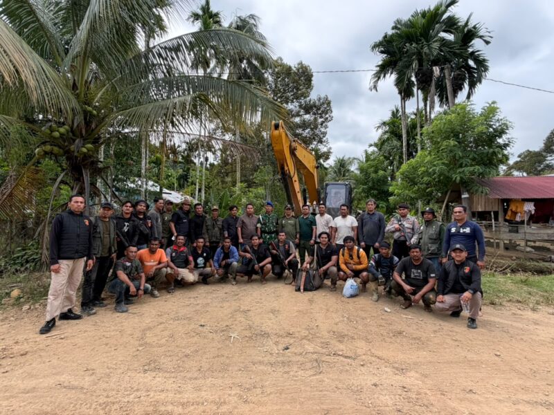 Tim gabungan Operasi PETI Seulawah Tahun 2026 bersama satu unit excavator yang diamankan dalam penindakan dugaan aktivitas Penambangan Emas Tanpa Izin (PETI) di kawasan Krueng Sikuleh, Gampong Gle Putoh, Kecamatan Panga, Aceh Jaya, Rabu (12/8/2026). Foto: Dok. Polres Aceh Jaya 