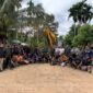 Tim gabungan Operasi PETI Seulawah Tahun 2026 bersama satu unit excavator yang diamankan dalam penindakan dugaan aktivitas Penambangan Emas Tanpa Izin (PETI) di kawasan Krueng Sikuleh, Gampong Gle Putoh, Kecamatan Panga, Aceh Jaya, Rabu (12/8/2026). Foto: Dok. Polres Aceh Jaya 